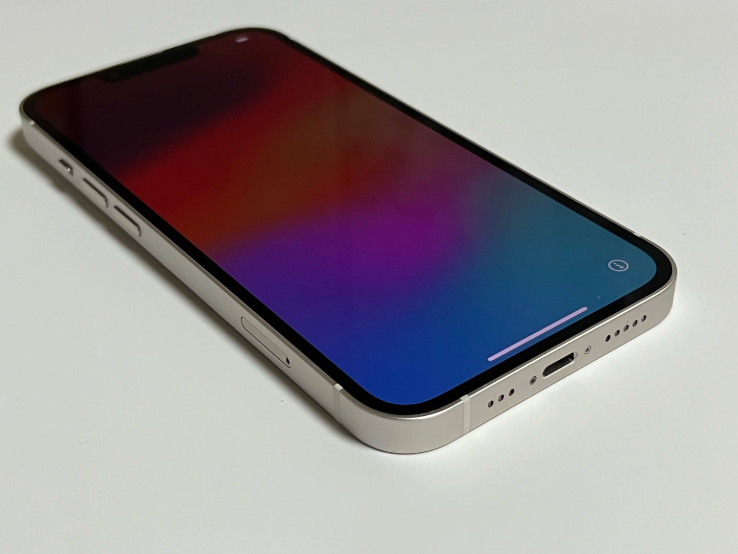 अनलक गरिएको एप्पल आईफोन १३ ६.१" सुपर रेटिना XDR OLED र्‍याम ४GB रोम १२८GB फेस आईडी A१५ IOS ५G आईफोन १३ स्मार्टफोन